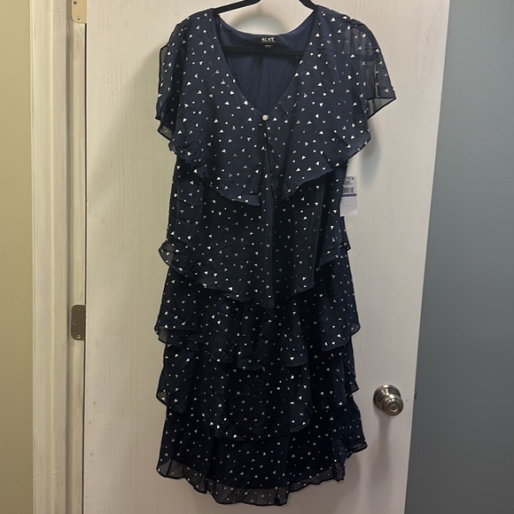 SLNY Dress Sheath Tiered Metallic V-Neck NWT. Size 18. - Picture 6 of 11